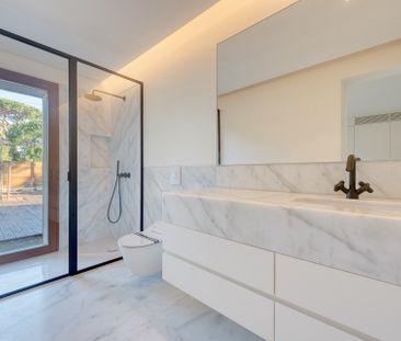 Refurbished 5-bedroom villa with pool in Quinta da Marinha - Photo 6