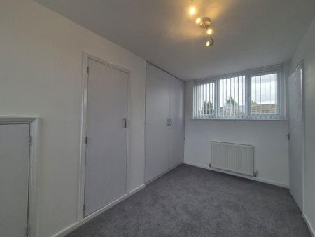 4 bedroom semi-detached house to rent - Photo 5