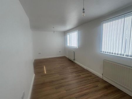 4 bedroom semi-detached house to rent - Photo 5