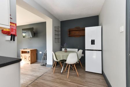 5 bedroom semi-detached house to rent - Photo 3