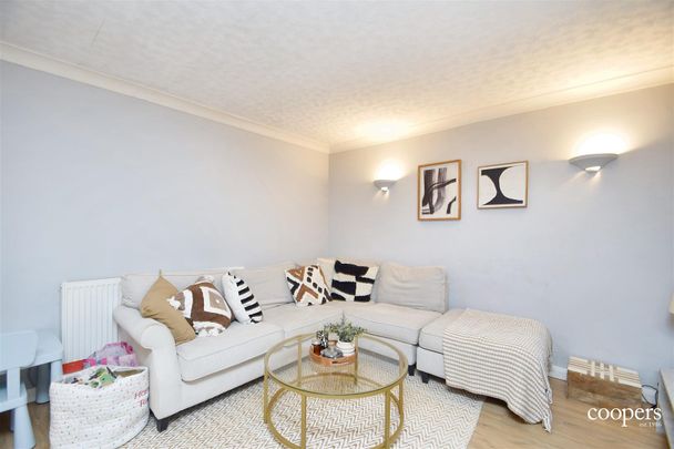 Woodlea Grove, Northwood, HA6 - Photo 1