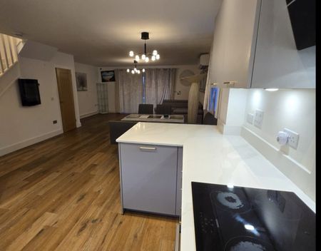 Mill Lane, Sindlesham, Wokingham, RG41 5DF - Photo 2