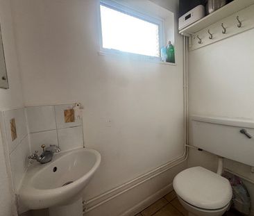 Japonica Close, Woking - 3 bedrooms Property for lettings - Seymours - Photo 3