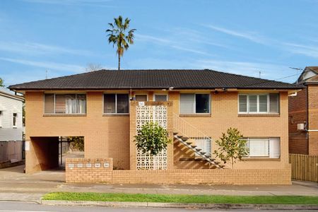 Fully Renovated Two-Bedroom Apartment in Prime Wooloowin Location - Photo 3