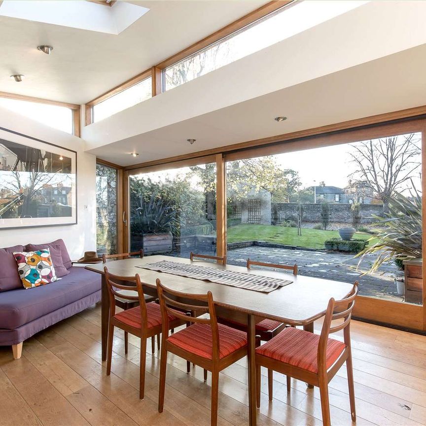 Enchanting five bedroom detached Georgian family house which sits in exceptional private walled grounds. - Photo 1