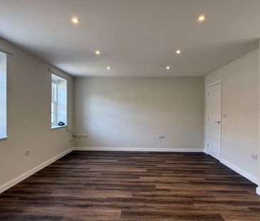 The Crescent, Taunton - Photo 1