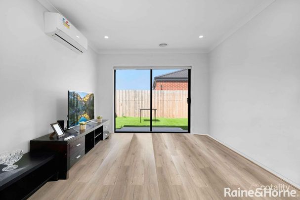 Modern 3 Bedroom Home - Photo 1