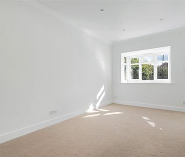 A well presented newly refurbished three-bedroom detached family ho... - Photo 3