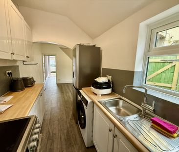 REFURBISHED TWO BEDROOMS LOCATED CLOSE TO THE CITY CENTRE LOW MAINT... - Photo 4