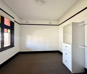 SPACIOUS HOME IN PUNCHBOWL - ONLY 2 A MINUTE WALK TO PUNCHBOWL STAT... - Photo 4