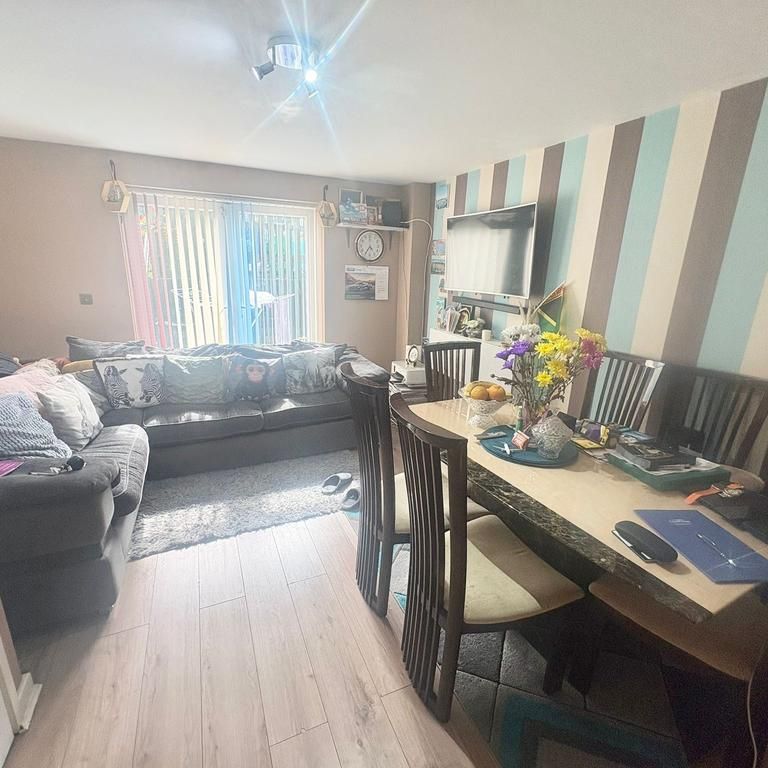 3 bedroom semi-detached house to rent - Photo 1