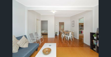 CHARMING & CONVENIENT 3 BEDROOM HOME - Photo 2