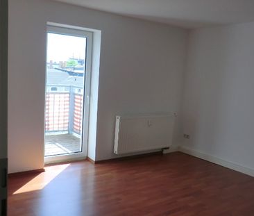 Renoviert mit Balkon und großem Wohnzimmer im Dachgeschoss - Photo 4