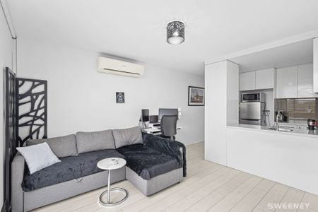 Chic one bedroom apartment with bay views in prime location - Photo 3