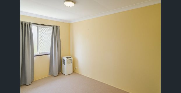 Private unit in duplex in Centenary Heights - Photo 1