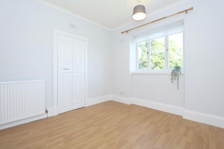 3 bedroom flat to rent - Photo 2