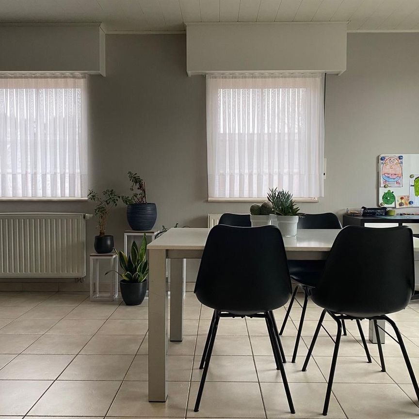 Ruim drie slaapkamer appartement met terras en carport - Photo 1