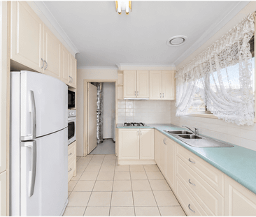 Comfortable Family Living with Space and Convenience - Photo 6