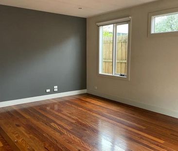 2 Bedroom Townhouse - 3 minute walk to tram stop! - Photo 4