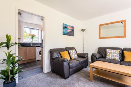 5 Bed Semi-Detached House, Hillside, BN2 - Photo 2