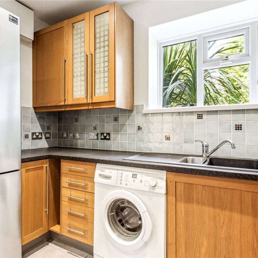 A charming, three-bedroom flat on Nightingale Lane. - Photo 1