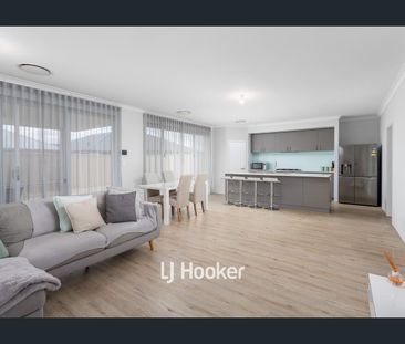 Fully Furnished 3x2 Home - Modern, Spacious & Low Maintenance - Photo 2