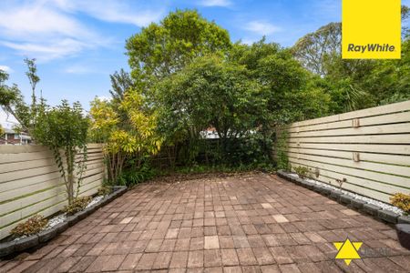 Sunny Retreat in a Peaceful New Lynn Cul-de-Sac - Photo 4