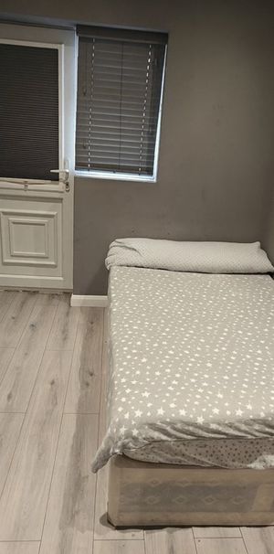 Studio Flat, Penderry Rise, SE6 - Photo 1