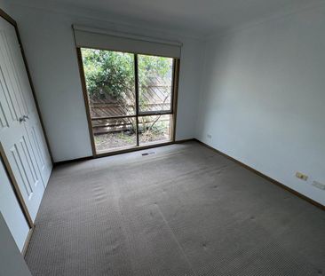 FRESHLY PAINTED THROUGHOUT Immaculate 3 bedroom rear unit. - Photo 3