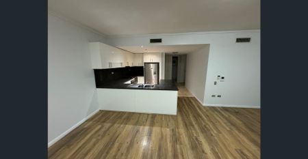 Newly Renovated Apartment with Huge Courtyard (can be fully furnished on request)) - Photo 3