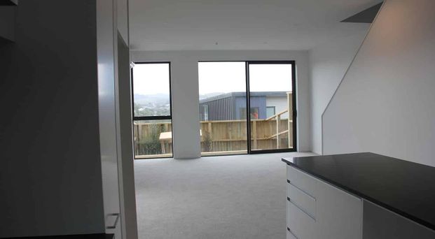 Near new, Sunny 3 Bed (Corner unit with Courtyard) - Photo 1