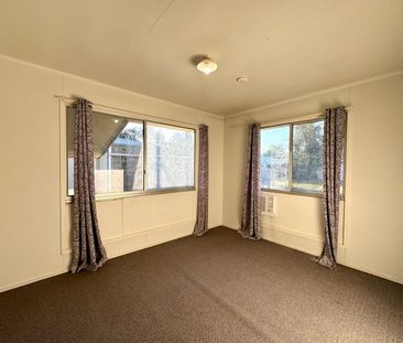 CENTRAL TO TOWN: 3 x BEDROOM HOME WITH MANY EXTRAS - Photo 5