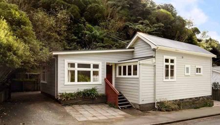 4-Bedroom, 2-Bathroom Home in Aro Valley - Photo 4