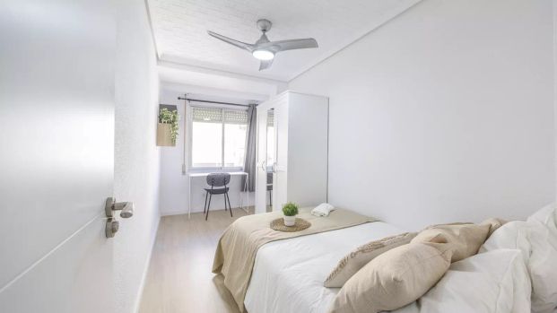 Room in a shared 5-bedroom apartment for rent in Trinitat. - Photo 1
