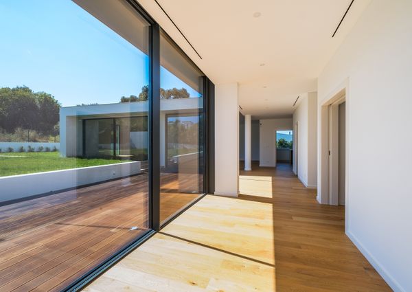 Moradia T6 de arquitetura moderna inserida no Golfe de Oeiras