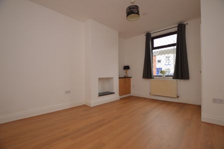 3 Bedroom Terraced House - Photo 2