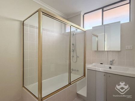 Spacious Townhouse with Backyard and 2 large balconies - Photo 2