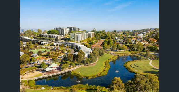 Light Filled Corner Positioned 2 Bedroom Putney Hill Apartment - Photo 1