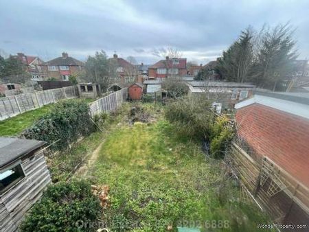 3 bedroom property to rent in London - Photo 3