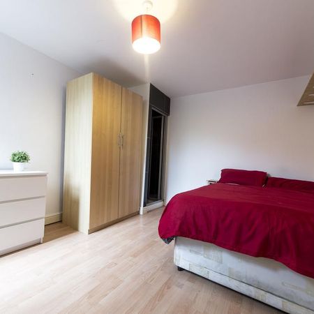 8 bedroom terraced house to rent - Photo 3