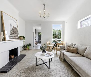 Stylish Art Deco Living – 57sqm Apartment with Garage in a Prime So... - Photo 2