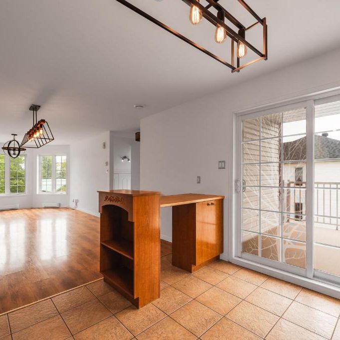 Libre ! Haut de triplex 5 1/2 entièrement rénové - appartment à louer - Photo 1