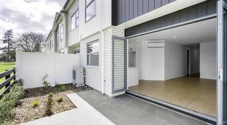 Brand-new townhouse overlooking the green belt - Photo 3