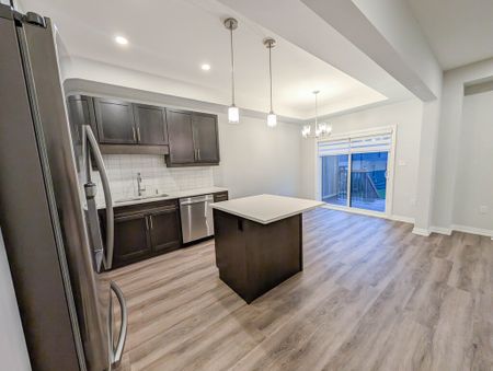 3 Bedroom Townhouse in Niagara Falls! - Photo 5