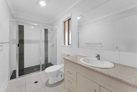 Spacious Family Home in a perfect Location - Great for Comfortable Living! - Photo 5