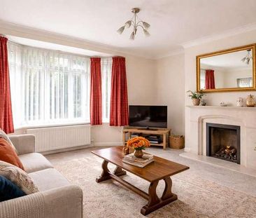 Limes Avenue, Horley, RH6 - Photo 2