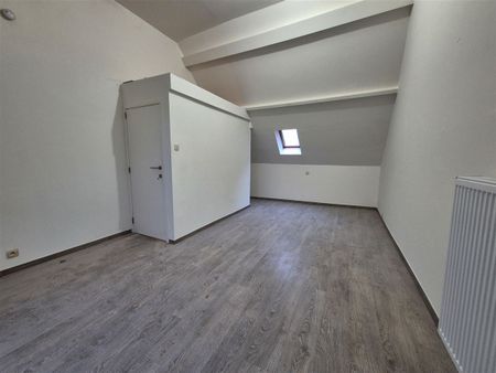 Interessant gelegen recent vernieuwde instapklare rijwoning met koer. - Photo 2