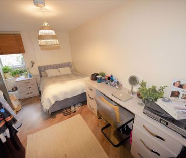 3 bedroom Flat in Flat 6, Leeds - Photo 1