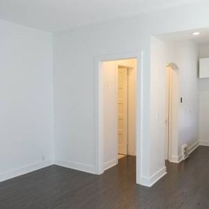 Greenwood Building large One bedroom + 1 Bath Hemlock & W11th - Photo 2