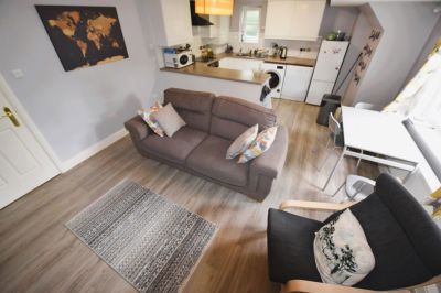 2 bedroom Flat in Flat 8, Leeds - Photo 2